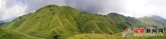 氣勢(shì)磅礴的后坪村萬畝高山草場 吳維泉攝.jpg