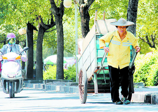 高溫下的堅(jiān)守 夏日，他們用汗水扮靚城市