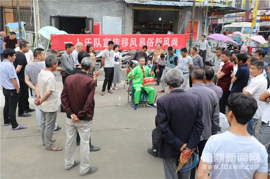 “一人樂隊”巡回表演宣傳移風易俗受歡迎