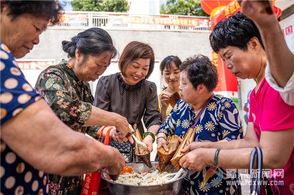 龍山社區(qū)：嘮家常包粽子送溫暖 社區(qū)居民提前過(guò)端午