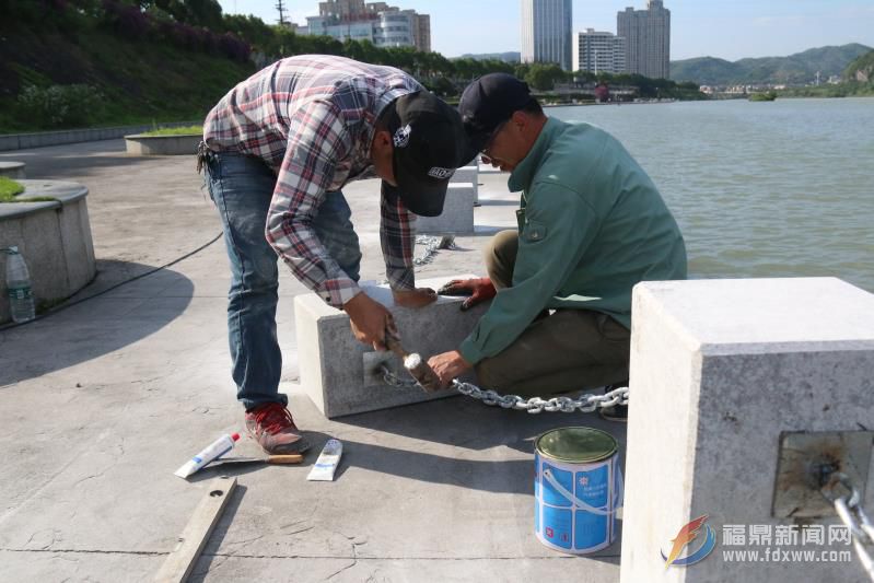 桐山溪部分沿溪路段鋪設(shè)防護石墩 保證市民游玩安全