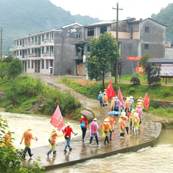 唱紅歌、參觀紀(jì)念館、重溫誓詞......他們重走紅軍路，重溫革命崢嶸歲月