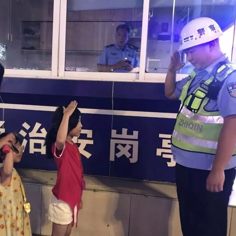 孩子走失交警相助，這個(gè)“超萌”敬禮讓人過(guò)目不忘