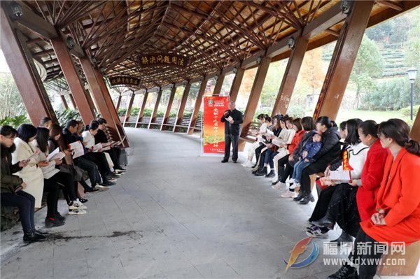 點頭鎮(zhèn)召開學(xué)習(xí)貫徹黨的十九屆四中全會精神市委宣講團(tuán)報告會