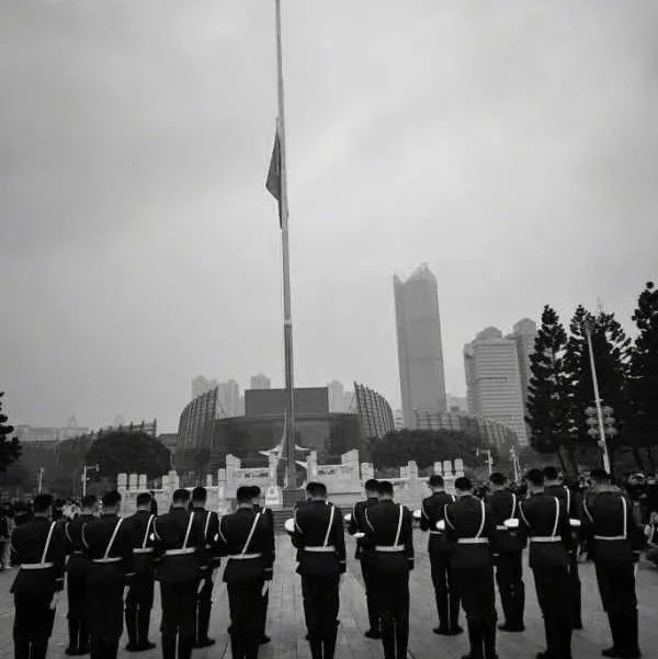 剛剛，福州暫停了三分鐘！東街口，五一廣場(chǎng)……這一幕幕讓人潸然淚下