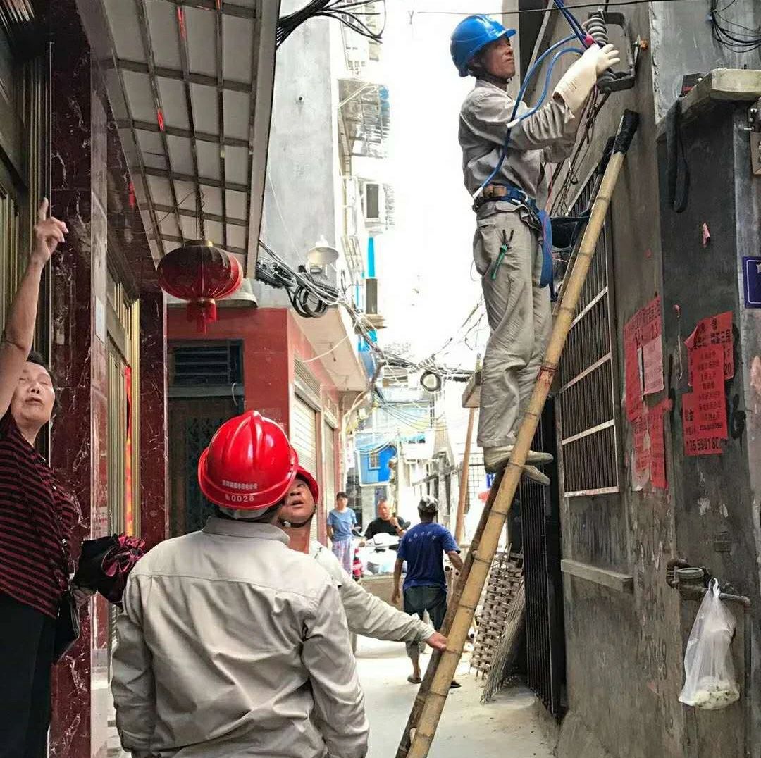 看！總有那么一抹“黨旗紅”在守護“近鄰”