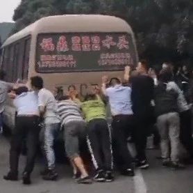 感動！兩名司機(jī)被困車內(nèi)，福鼎警民合力推車救人