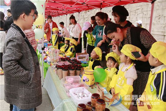 幼兒園孩子愛(ài)心義賣(mài) 半日募集善款近兩萬(wàn)元