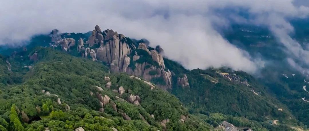 山里的云里霧里雨里，藏著不似人間的風(fēng)景