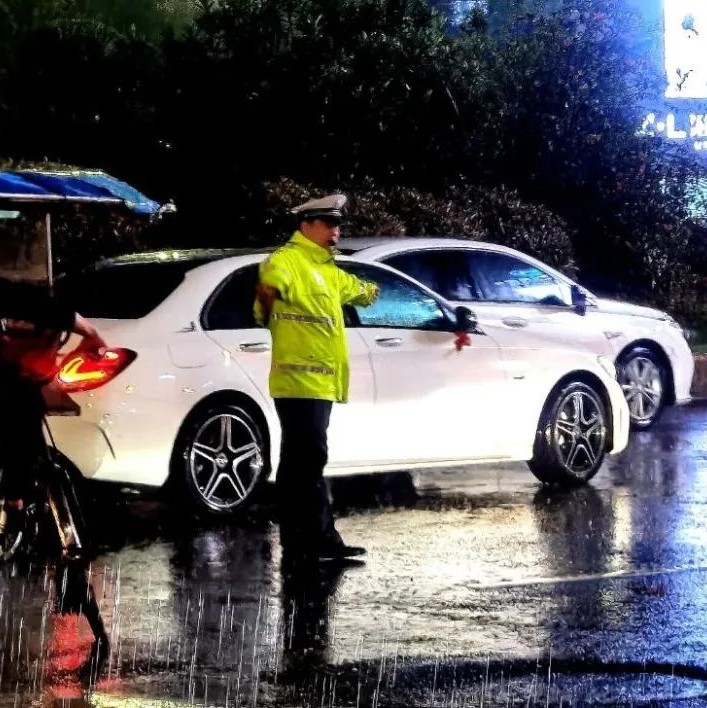 【教育整頓】淋最大的雨！站最堅定的崗！福鼎“澆”警的雨中“勤”~