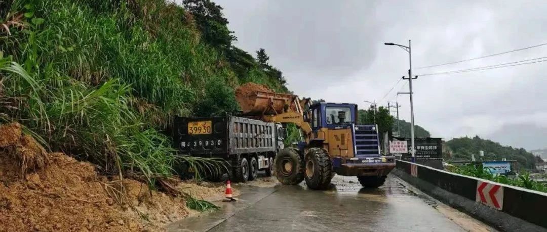 強(qiáng)降雨致福鼎多路段溜方，搶險(xiǎn)人員全力以赴忙搶通