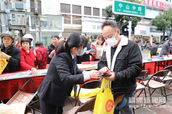 市法院參與市平安建設集中宣傳活動