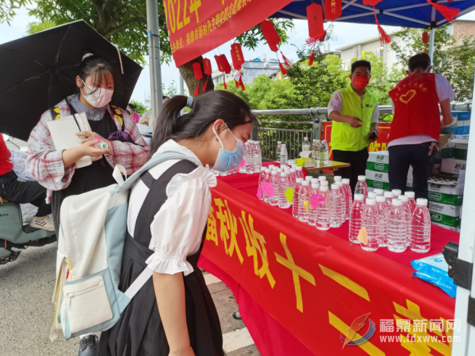 關(guān)愛(ài)考生 福鼎市青年志愿者為莘莘學(xué)子保駕護(hù)航