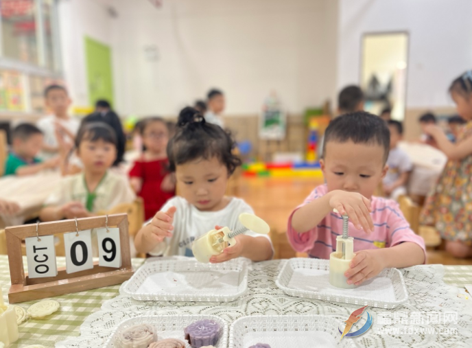 城東幼兒園舉辦“濃濃中秋意，團(tuán)圓月餅香”主題活動(dòng)