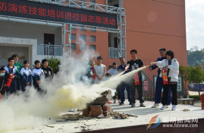 福鼎九中開展預(yù)防踩踏事件消防疏散演練